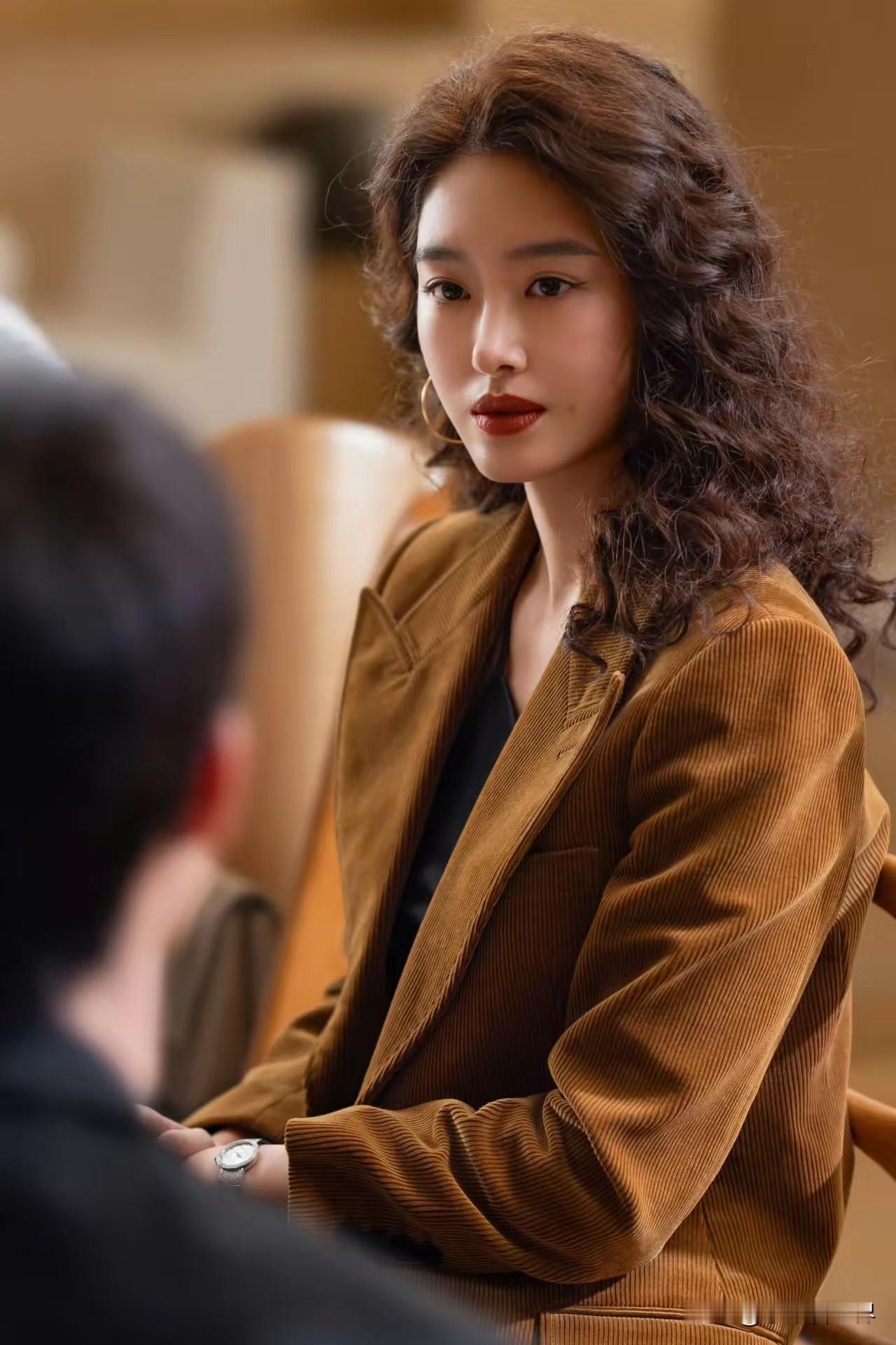 杨采钰这样的女人，
先找老头捞钱傍身，
再找小鲜肉过生活，
23岁的时候，跟大自