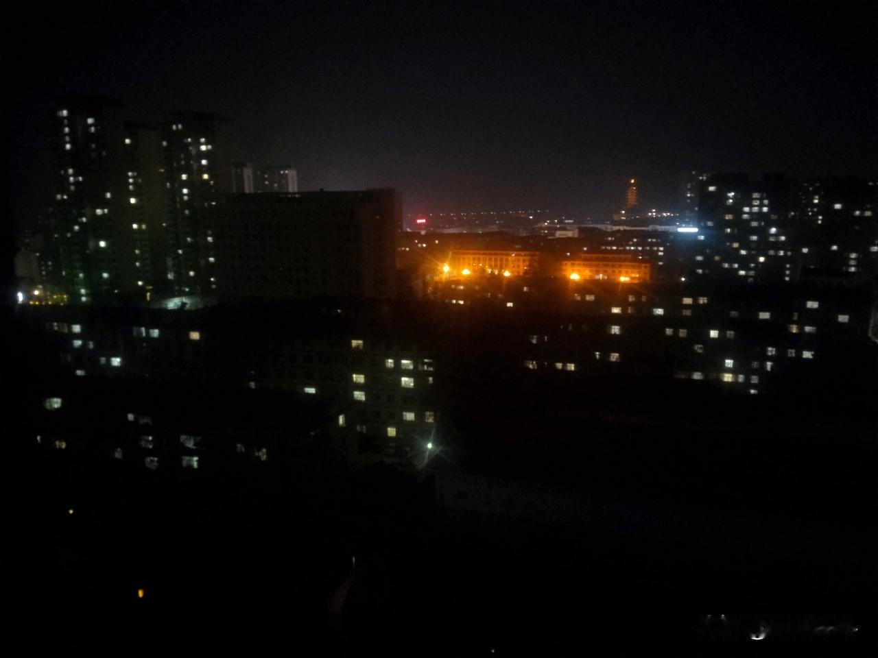 子夜歌

一念笑傲，一念伤悲，
一念万水千山，一念执手凝噎。
残花无语，乱云空飞
