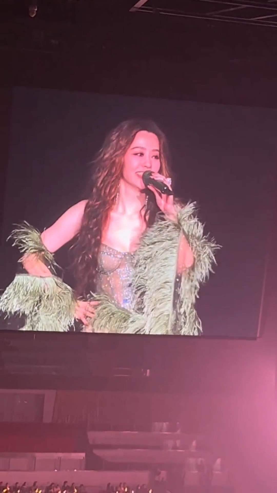 张靓颖演唱会，专心演唱的她不小心从2米高台不慎摔下。现场观众见状都忍不住尖叫起来