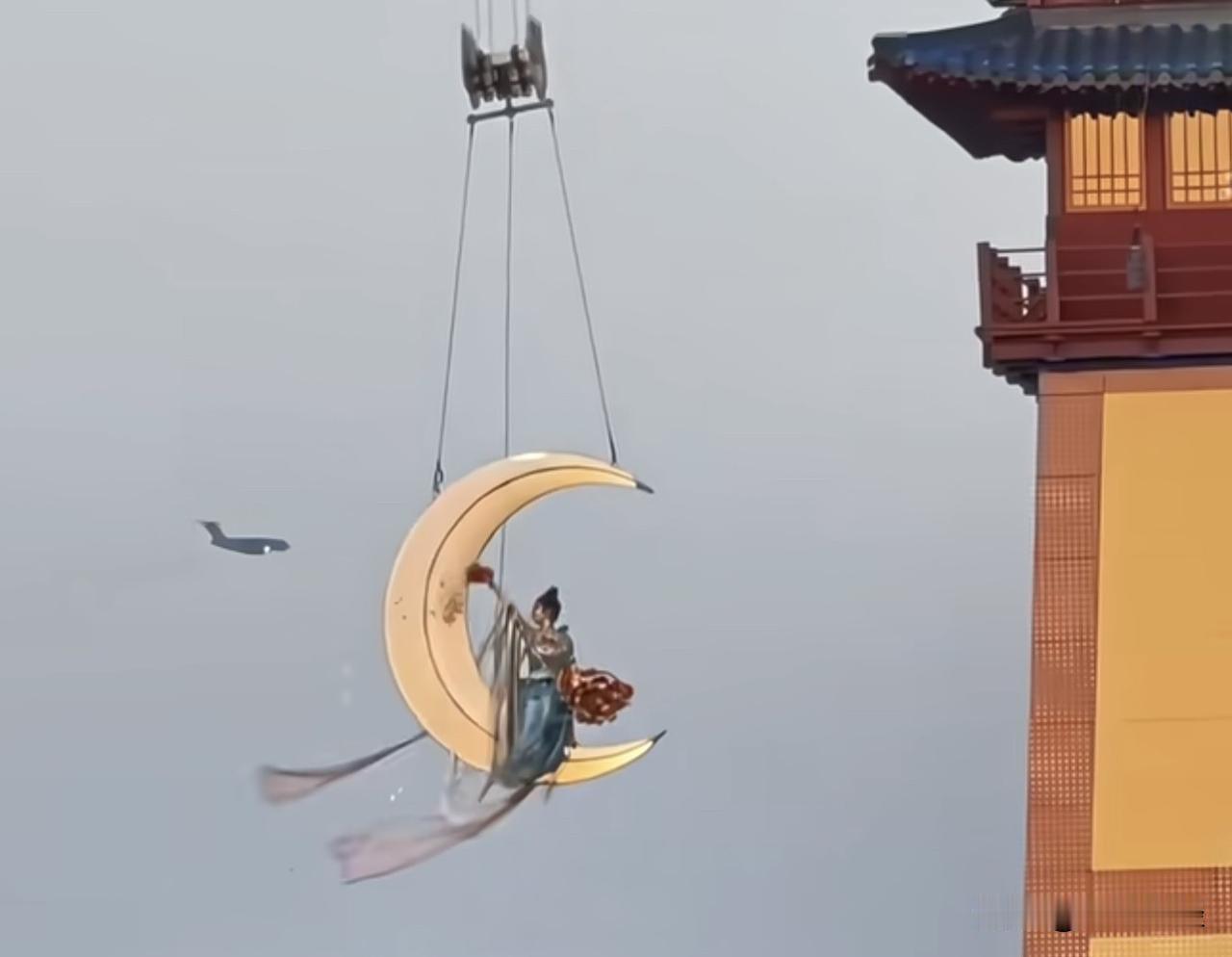 前两天在河南开封的清明上河园，发生了一件特别巧、也特别震撼的事儿。

当时景区正