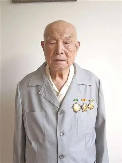 于丁（1916年—2019年1月12日），原名束荣祖，是江苏镇江人，1937年1