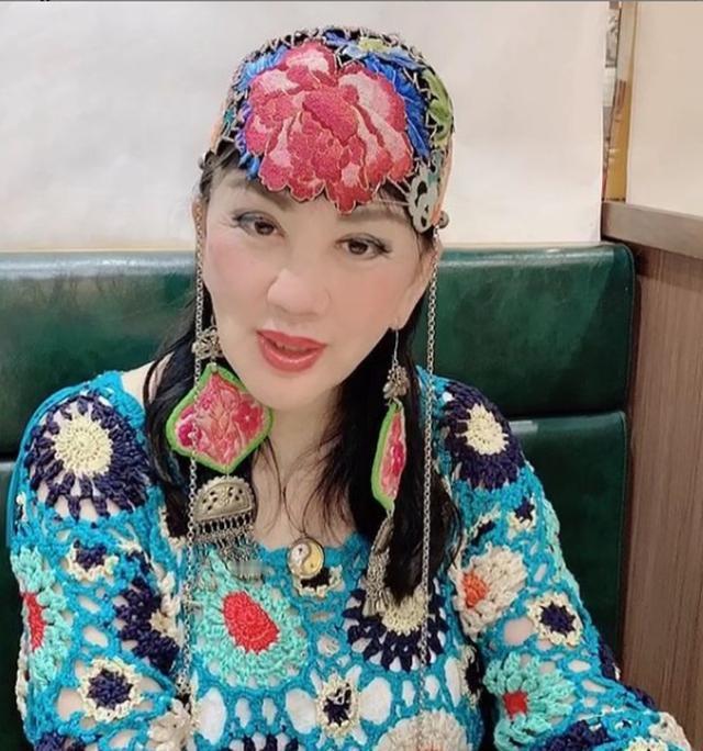 她曾经已虚龄47岁参加1995年香港亚洲小姐选美比赛，最后进入前五名，后来也拍了