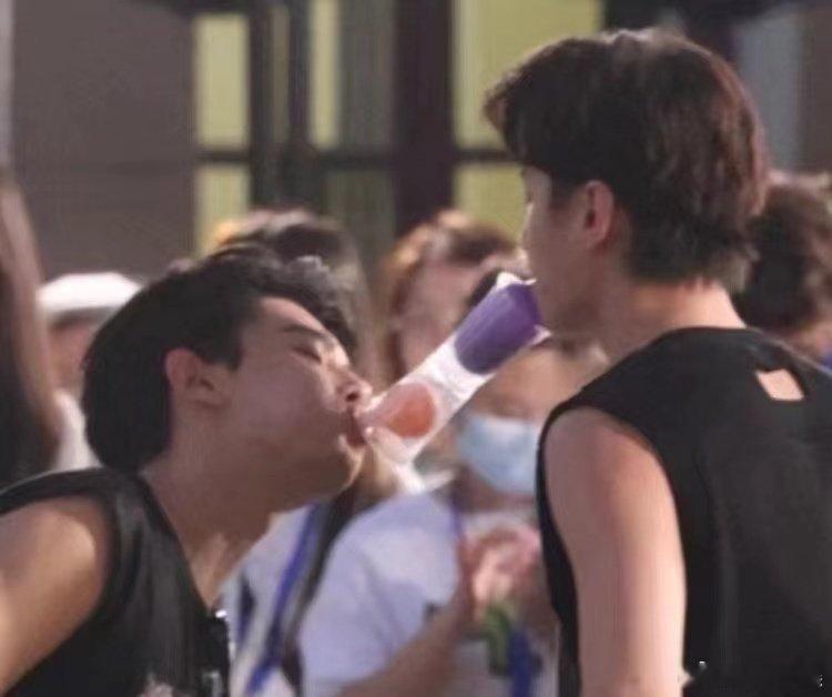 #何与夏之光你俩有点暧昧了##何与夏之光互动名场面🈶我说你俩有点太暧昧了吧！这
