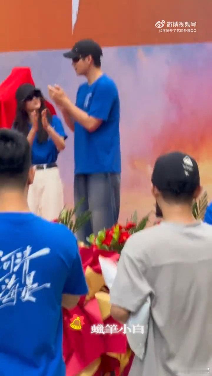 张子枫陈飞宇河清海晏开机张子枫陈飞宇新剧开机路透开机现场氛围感满满，张子枫陈飞宇