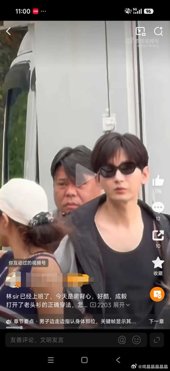 这哪里酷了？斜方肌好大，为什么老歪着头看人 