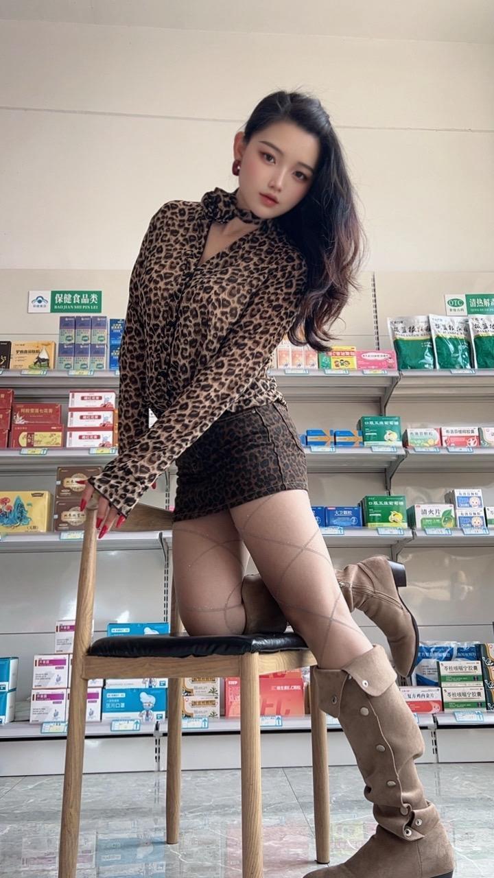 谁还不是小腰精 小性感 可甜可酷可温柔 御姐风细跟高跟鞋太绝了 美女老板娘日常