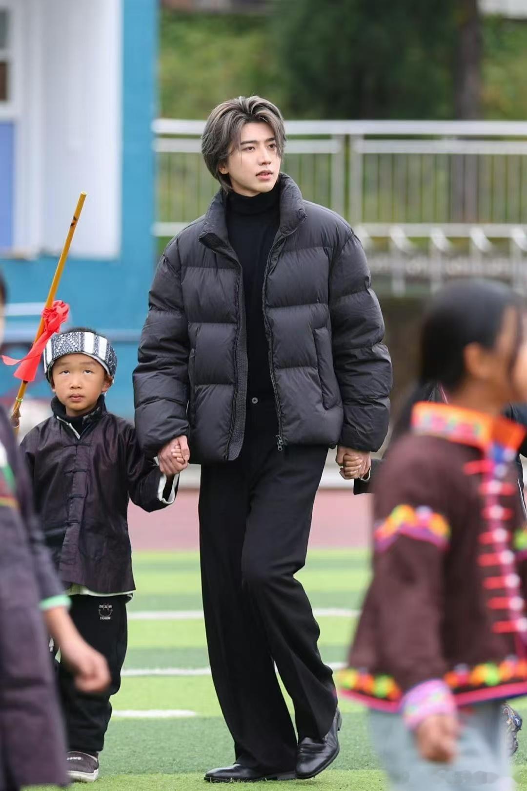 蔡徐坤现身贵州山区做公益蔡徐坤学跳贵州舞蹈锦鸡舞 蔡徐坤走进贵州山区开展公益活动