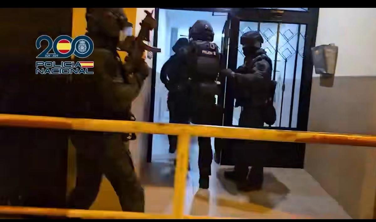 西班牙警方对新纳粹主义组织“基地”展开大规模抓捕行动，查获枪支、刀具和新纳粹宣传