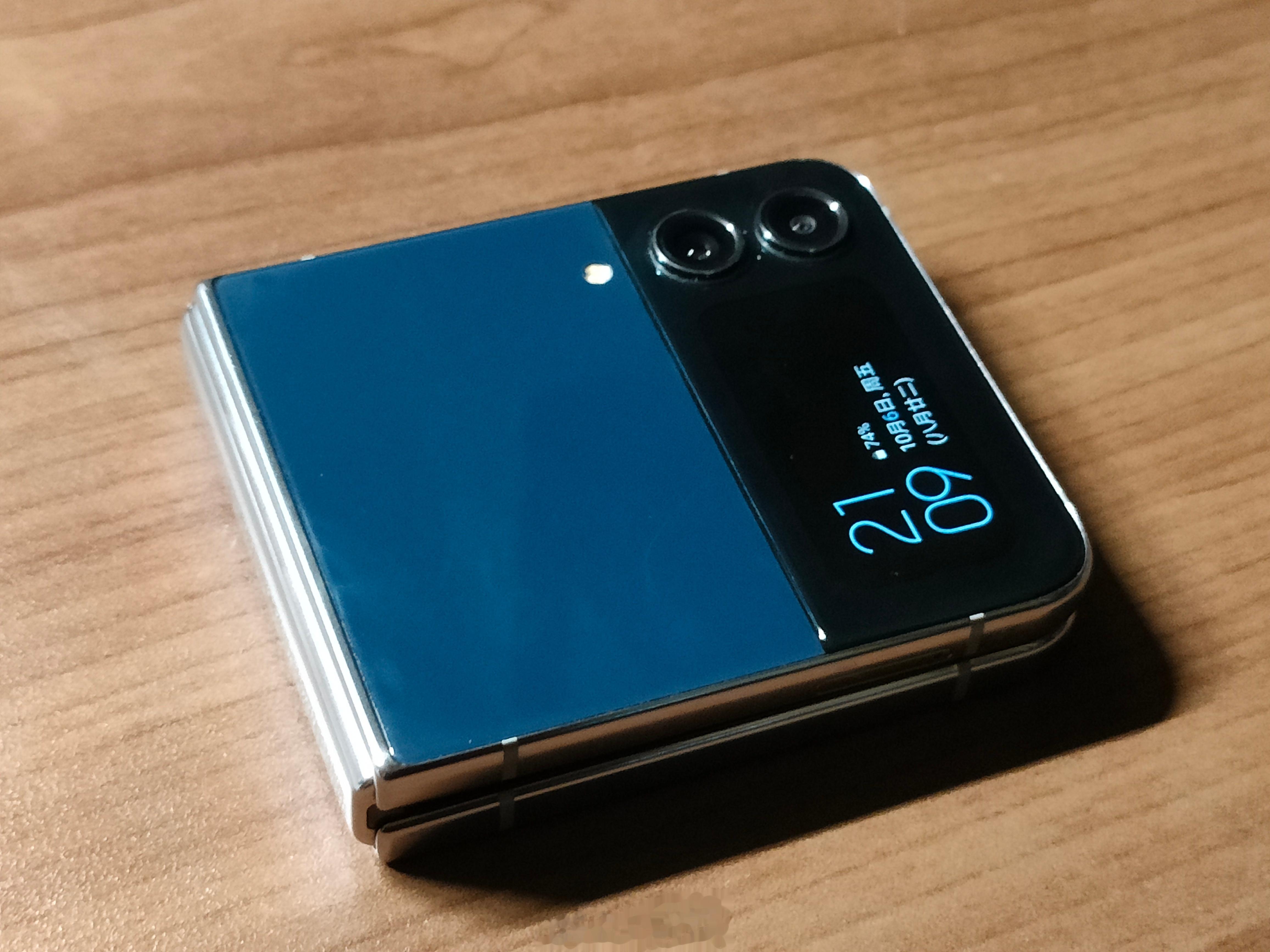 三星Galaxy Z Flip4的铰链强度非常不错，耐用性是也是没的说。它的铰链