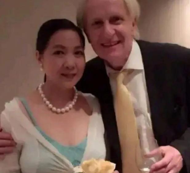 当年，沈丹萍与张铁林分手后，不顾父母反对，闪婚嫁给大自己14岁的德国人乌韦。谁知