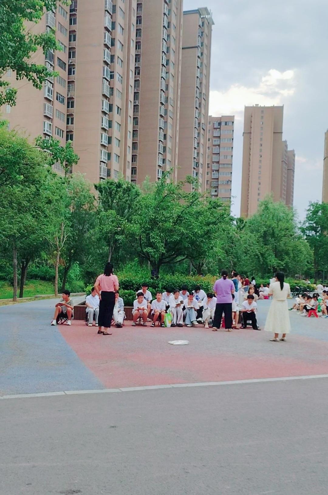 早晨去公园散步，看到小学生在老师的带领下晨读，画面温馨而美丽，我拿起手机，随手拍