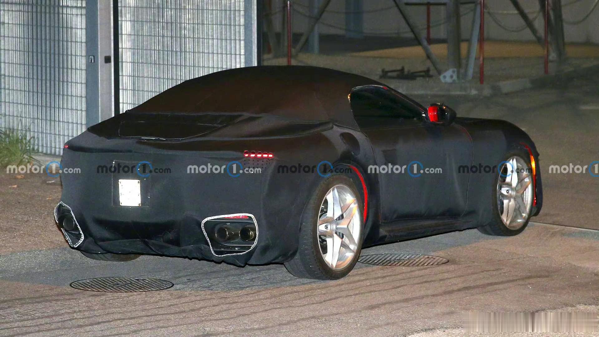 法拉利Roma Spider敞篷版车型路试谍照。 