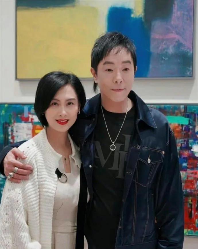 不是夫妻久了就越来越像吗，朱茵和黄贯中说好的夫妻相呢，哪里去了，朱茵还是那个紫霞