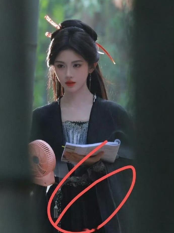 鞠婧祎来战恶女造型路透鞠婧祎在电视剧《来战》的片场新路透来了，黑袍造型看起来气场