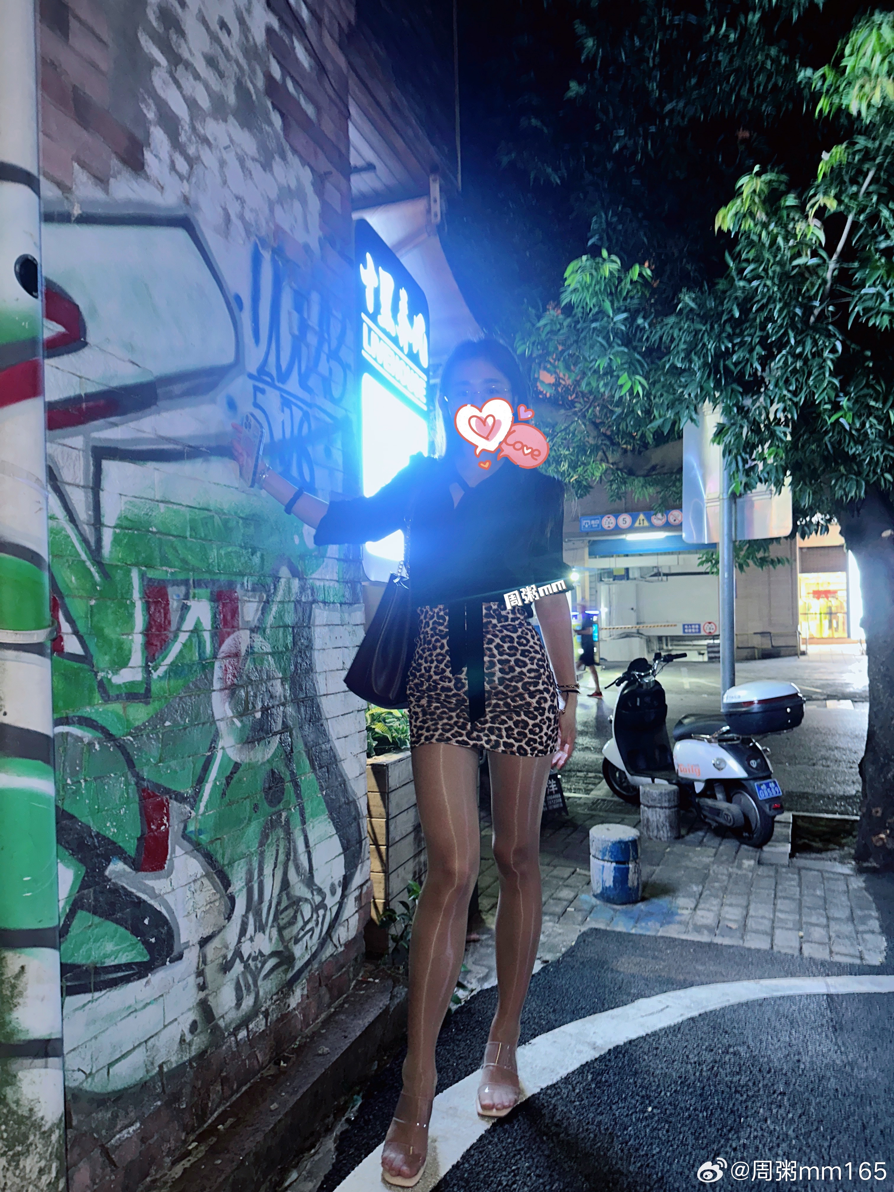 夏天应该穿上豹纹短裙化身辣妹 