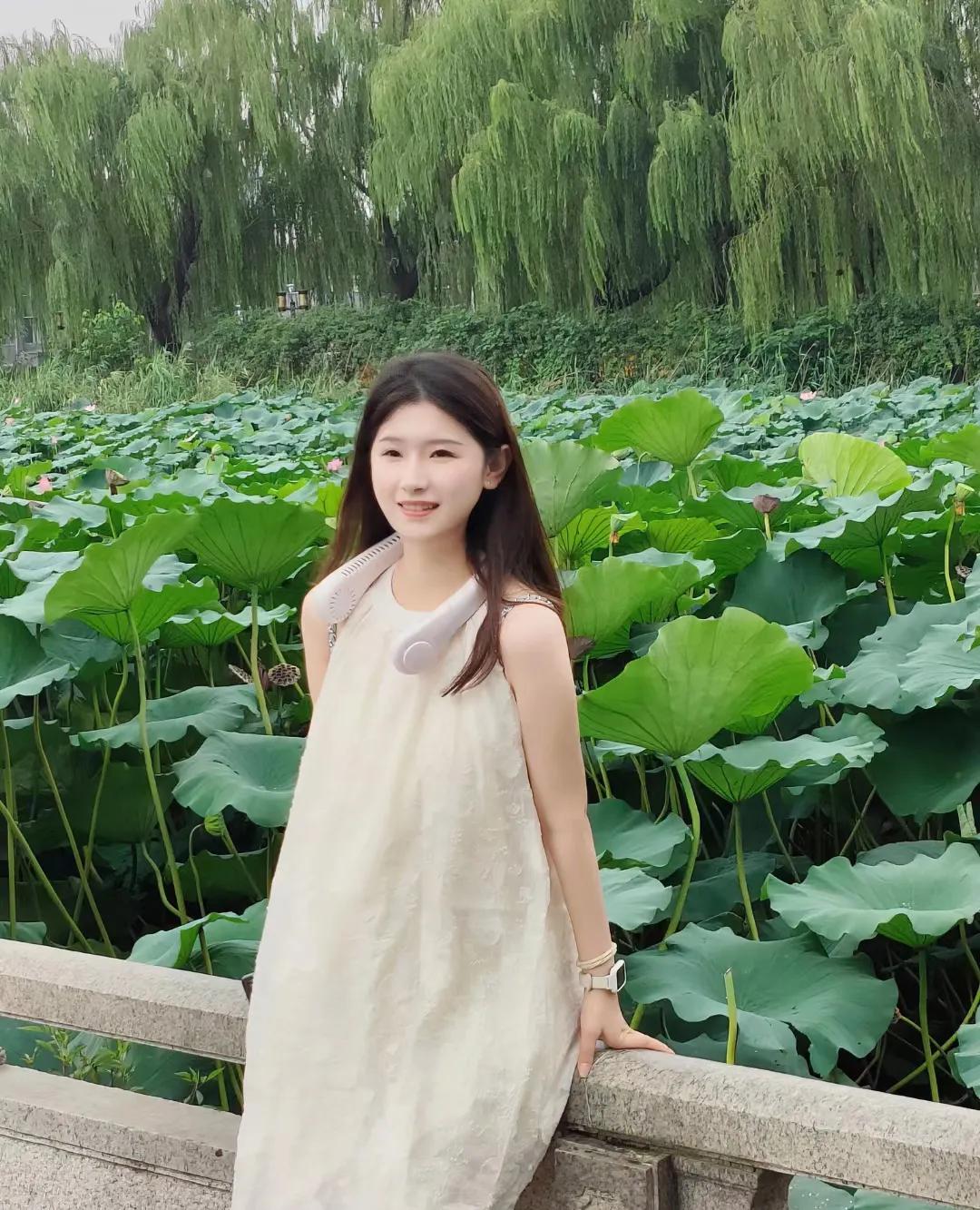 这才是真正的大明湖畔的夏雨荷
有着苏杭美女的特质：清新，婉约
#济南头条# #济