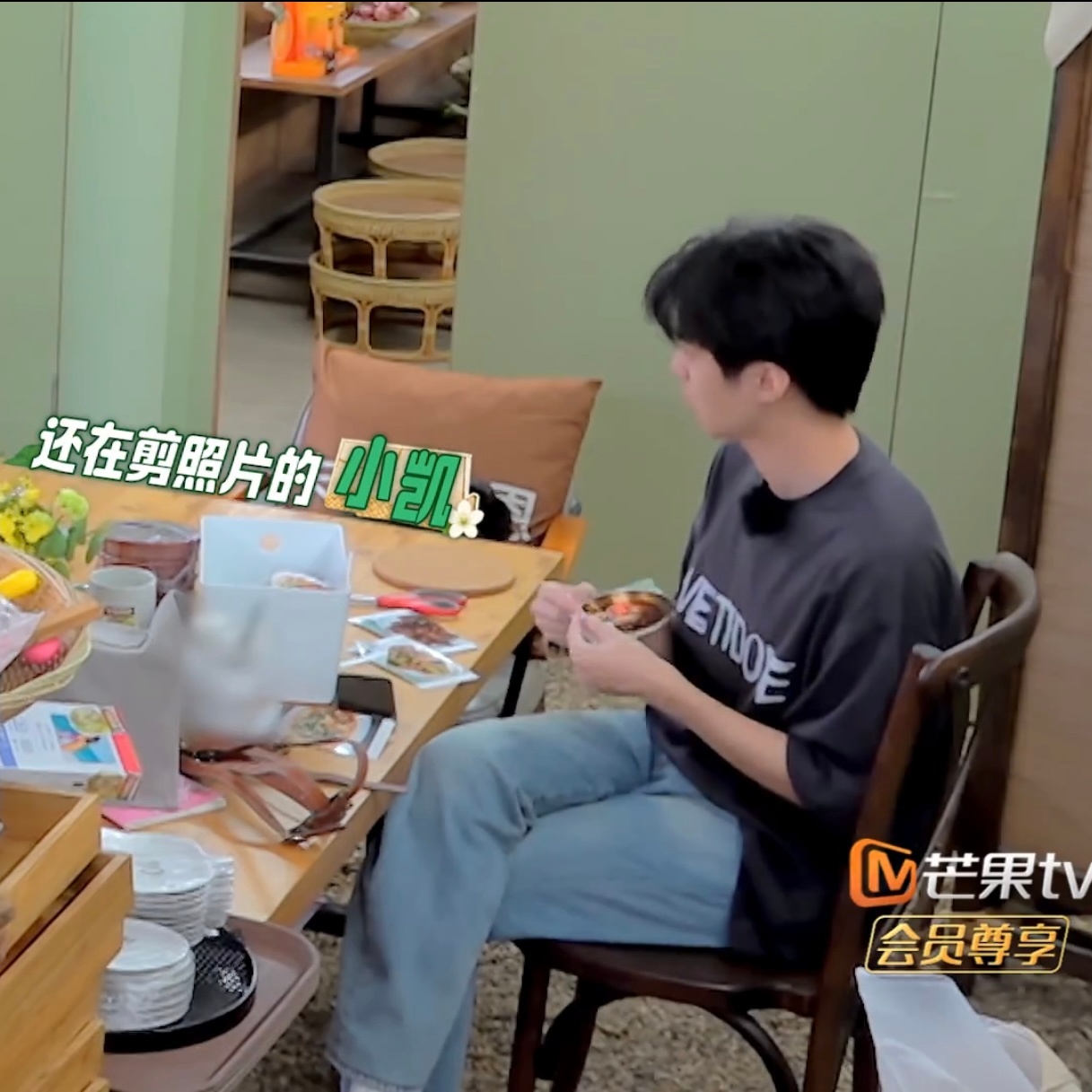 看得出来老公是累懵了，其实他根本不用先把照片两边的白边折下来吧，反正一会儿还得用