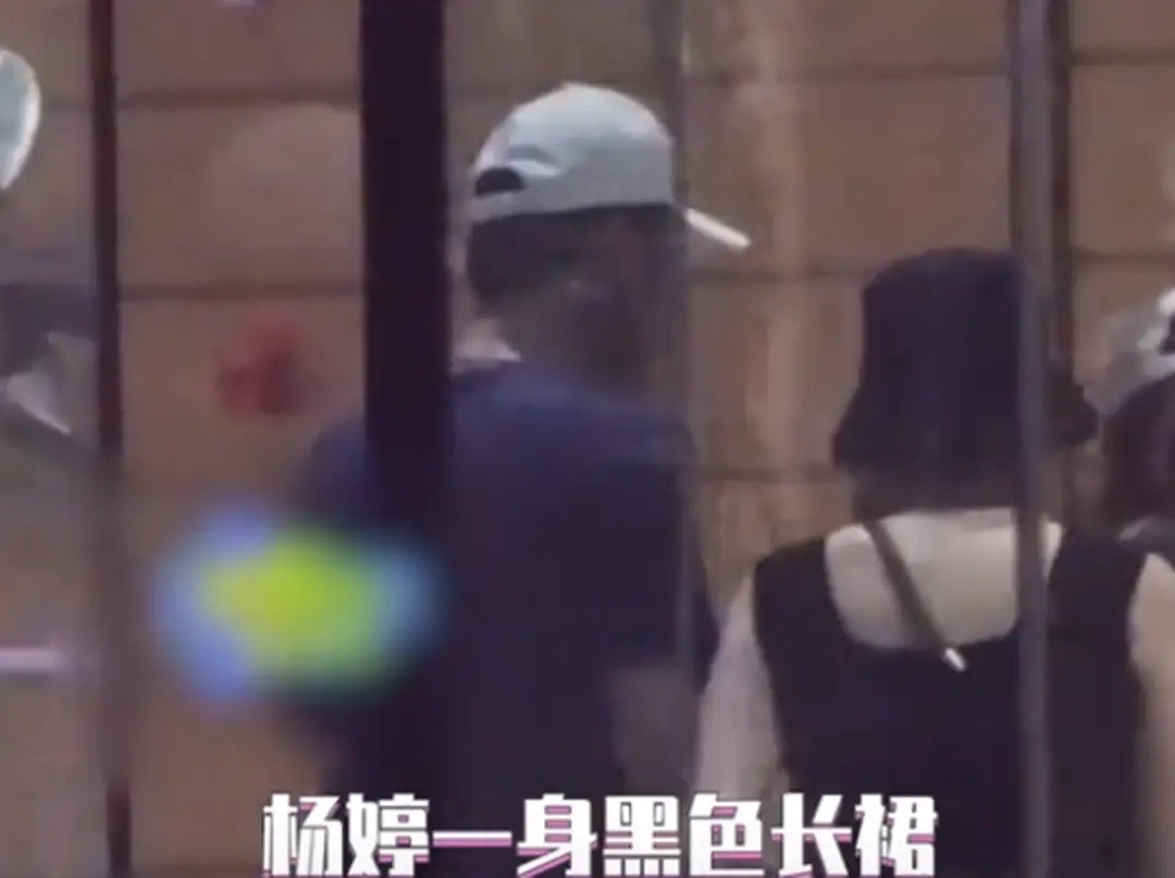 李乃文带妻女度假，老婆瘦高个打扮很朴素，女儿看着也就五六岁 ​​​