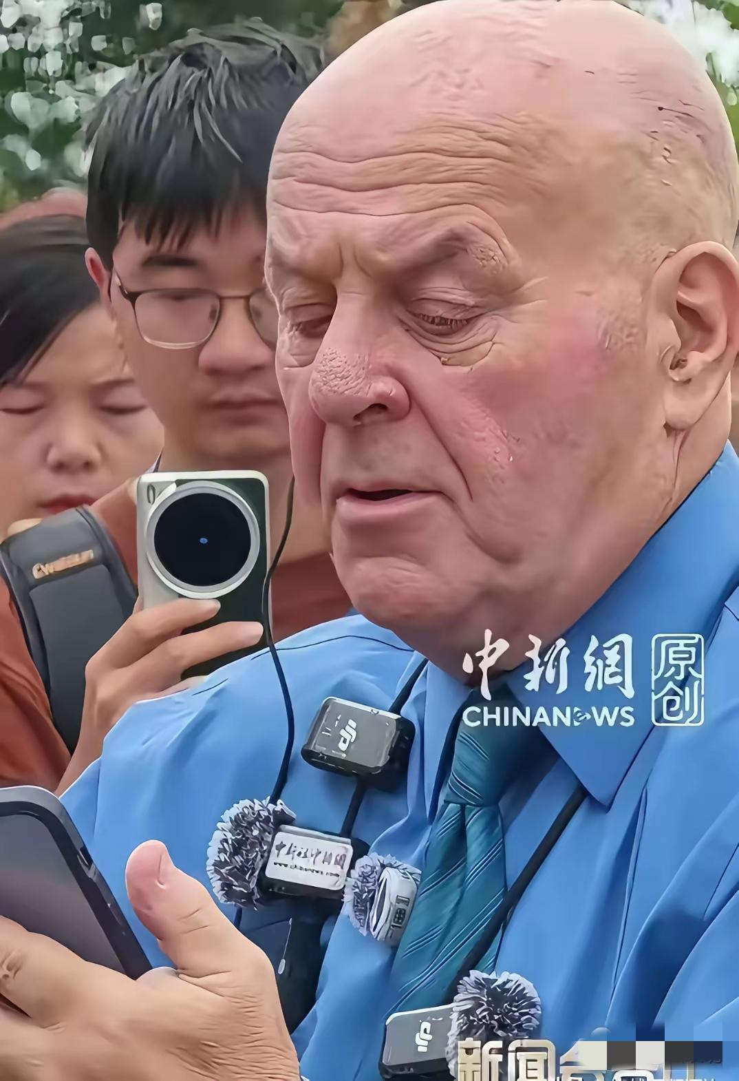 赛考斯真是言出必行。
回到美国之后，还没有完全倒过来时差，他就在海外社交平台发布