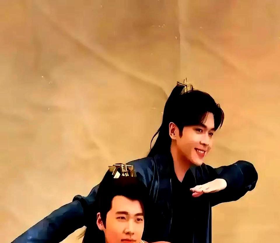 2000万片酬砍到200万，戏反倒更耐看了。
 
剧组开机那天，我蹲在横店门口，