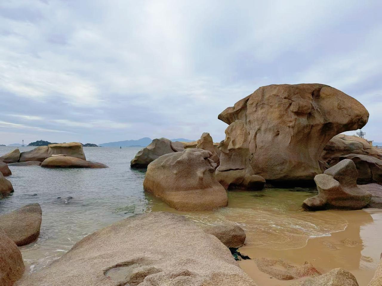 磨子石公园是巽寮湾著名的景点，以独特的海上石林景观和清澈的海水沙滩著称巽寮湾