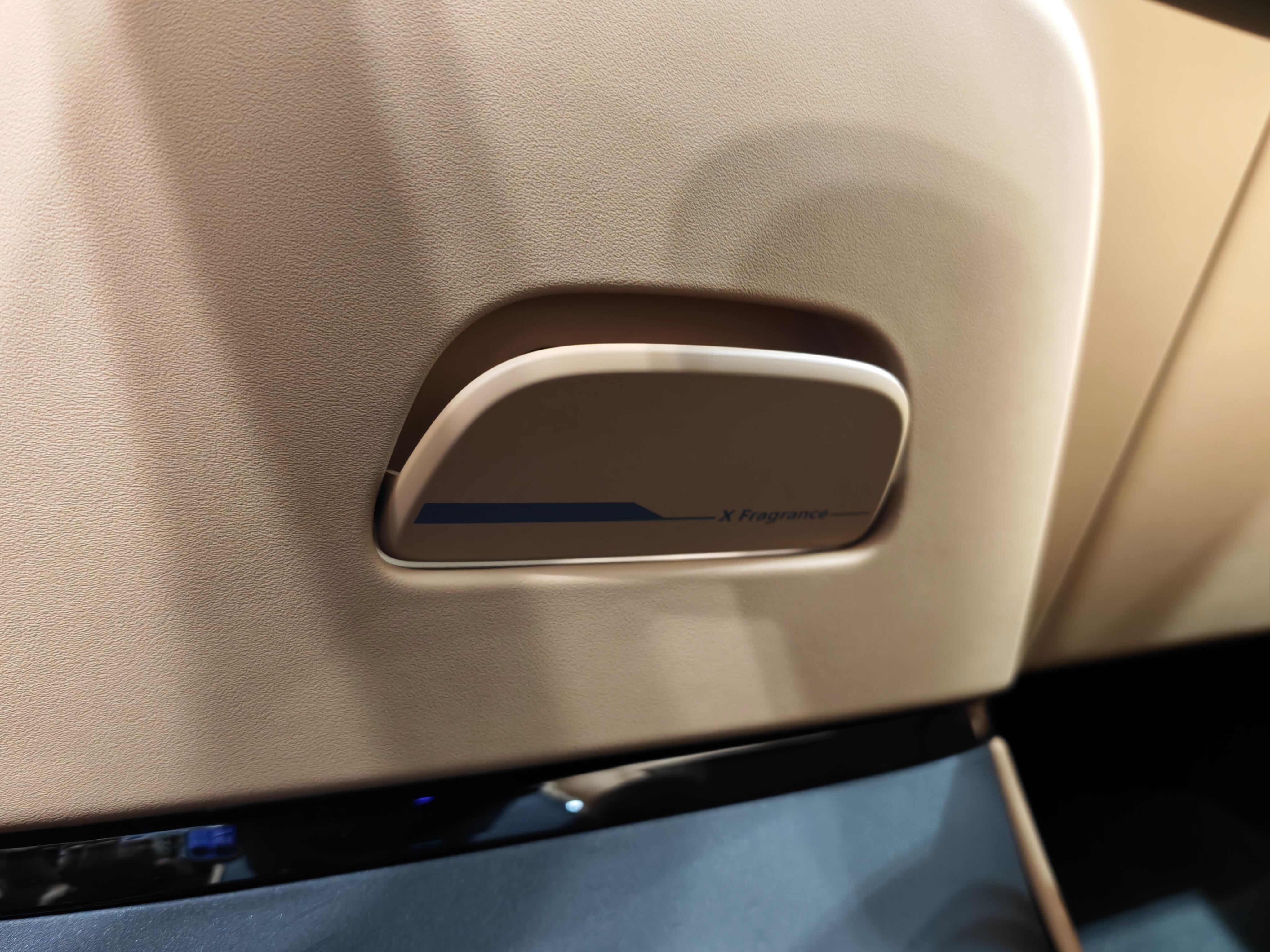 大家 PQ 一下吧我都不想说，真的。中控屏幕下面那个空调出风口旁边会挂水珠的，我