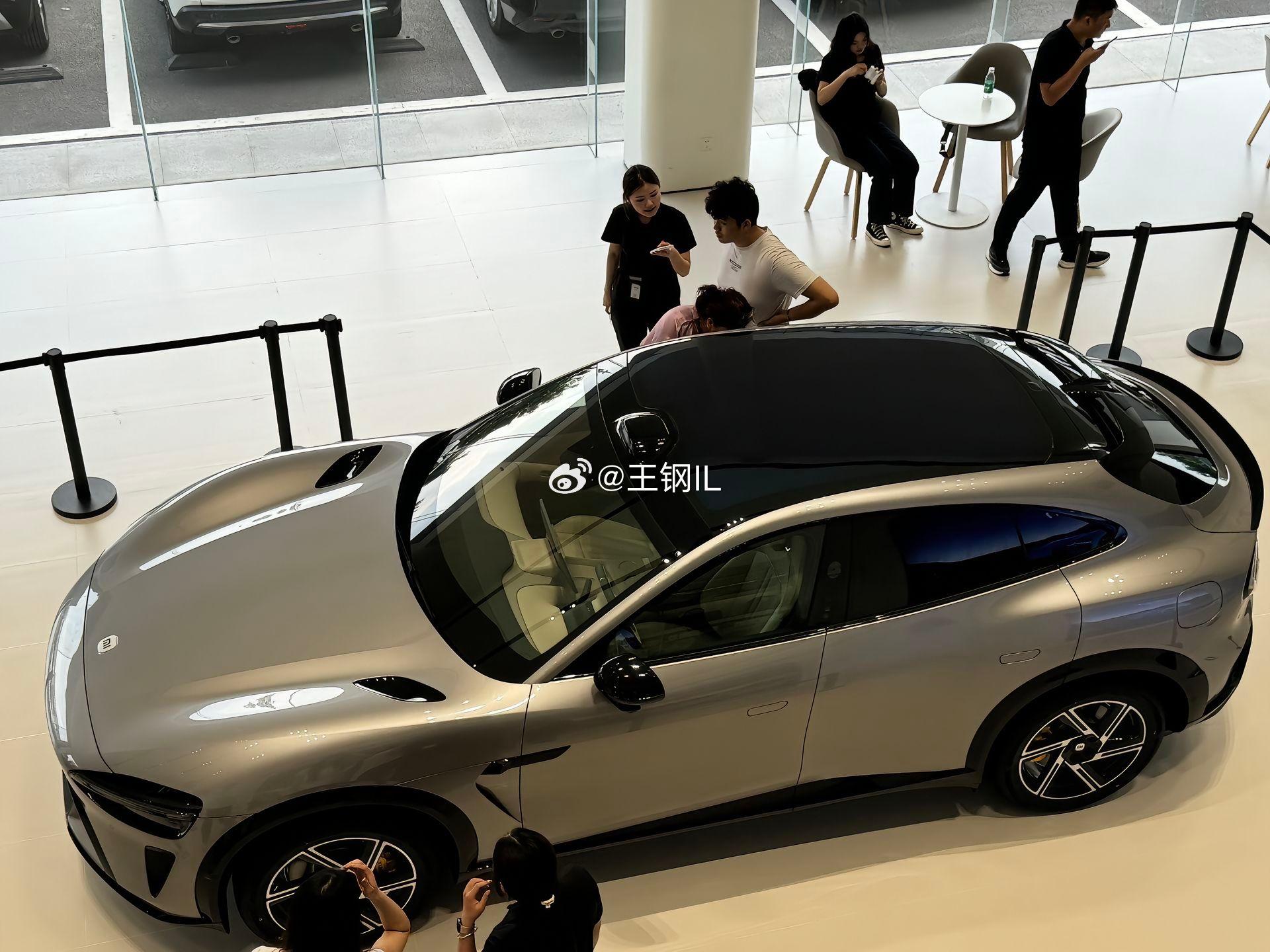 YU7 有点帅，网友呼吁只希望不要太贵[笑而不语]小米YU7 ​​​