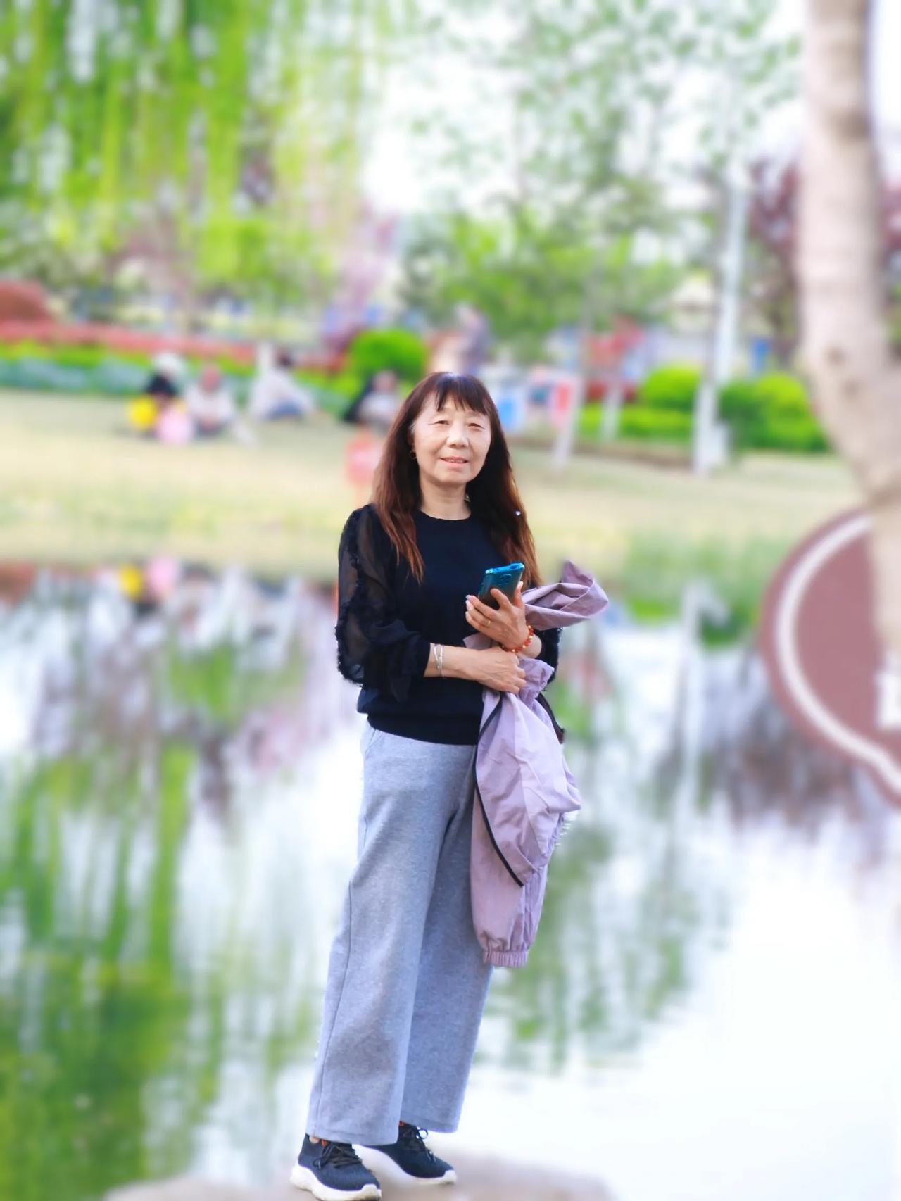 多年的老伙计在交通路牡丹湖公园偶上了。
湖畔人影映碧波，静观春色入诗行。