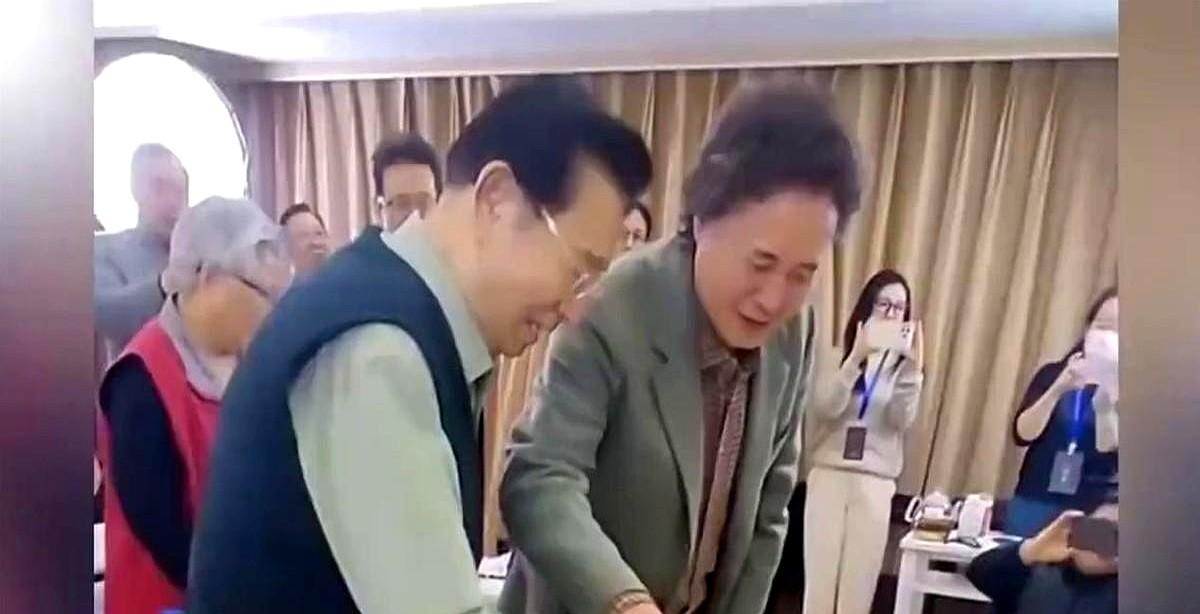 87岁生日宴，李双江独自坐在主位上，旁边的椅子空着。

亲友们说，那是给他妻子和