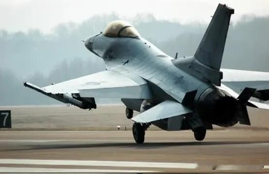 又掉了，又掉了，乌克兰空军司令部消息证实，乌克兰空军的一架 F-16 战斗机在乌