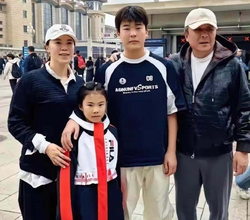 10岁女孩单挑16岁对手，赢了之后每月拿3000块工资——这事儿跟走后门没关系