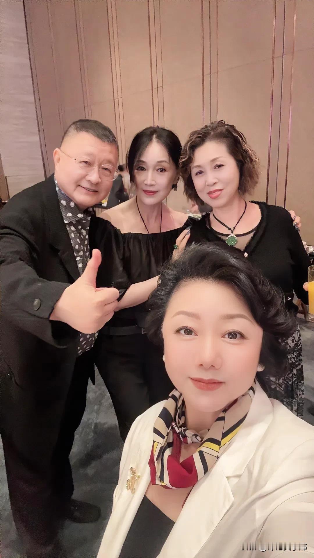 请入席！
“请入席！”正规吃请前，人们习惯先来几轮“掼蛋”。当人们拿了一手好牌，