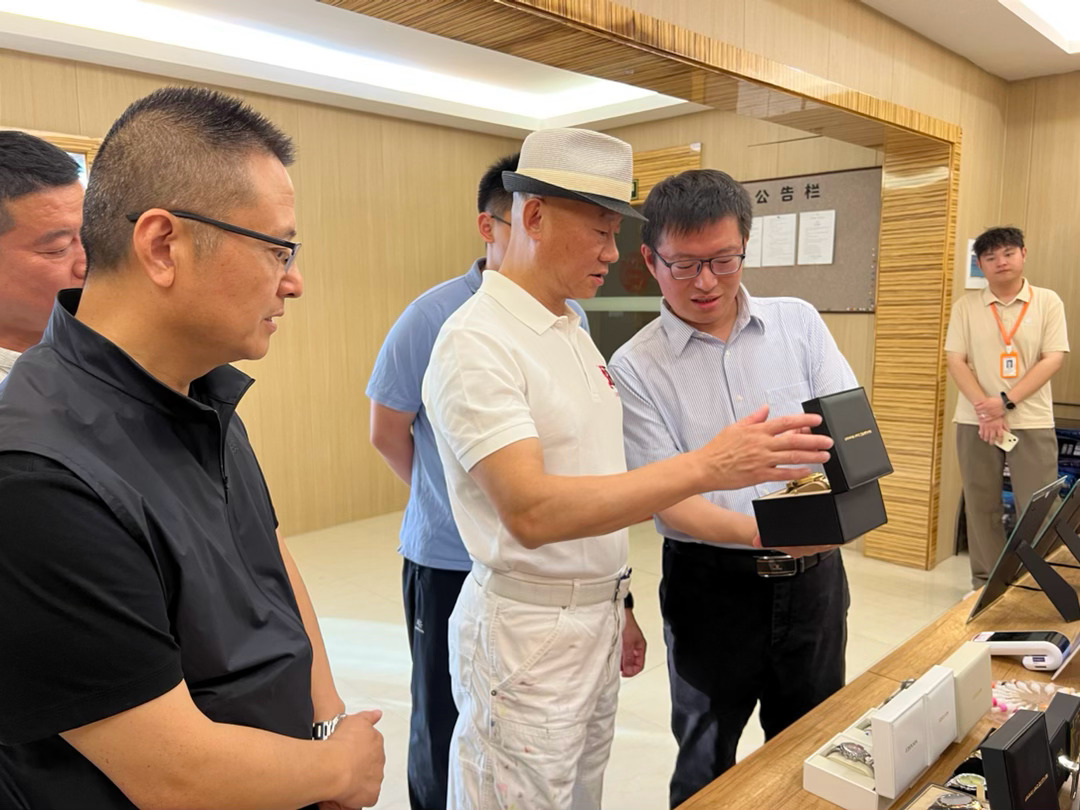 参观浙江省独角兽企业。一边是奔赴未来的人工智能科创力量，一边是中华紫砂非遗文脉，