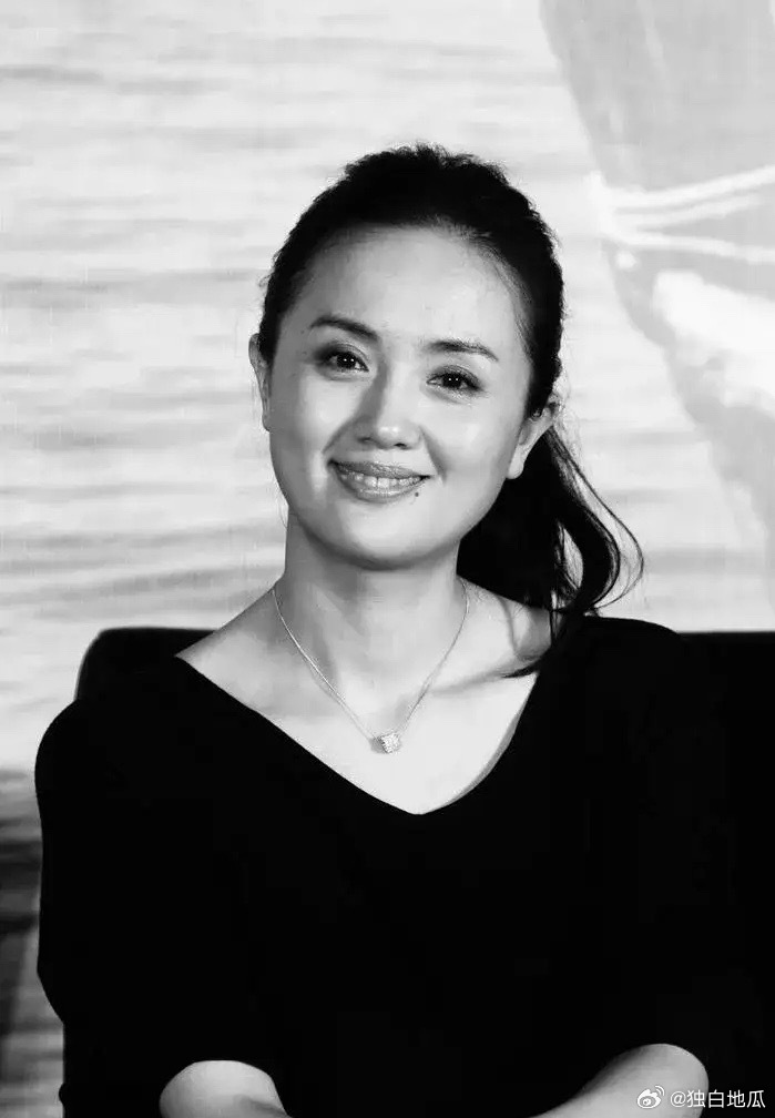 朱媛媛，女，著名女演员，51岁因癌症去世，嘴角有痣；李建群，女，著名女演员，63