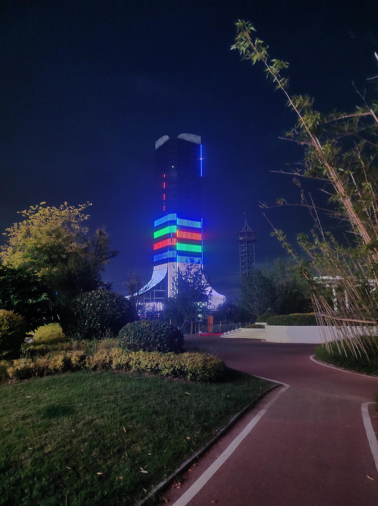 夜晚的高楼，五彩斑斓，梦幻般的美景！🌃🌙