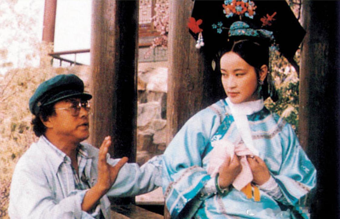 1982年拍摄《垂帘听政》时，导演李瀚祥给演员刘晓庆说戏历史影像 ​​​