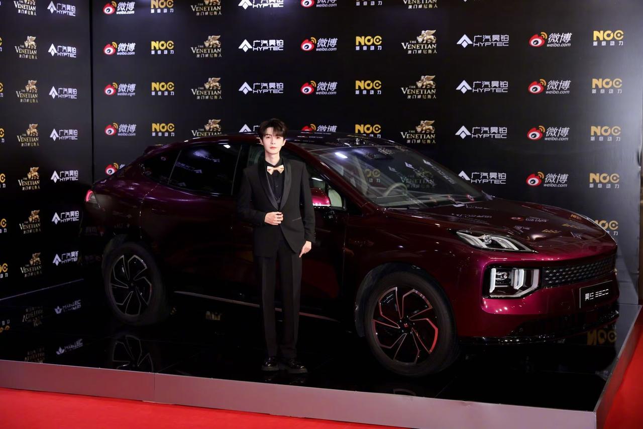 4月11日，2026微博文化交流之夜，昊铂S600与众多明星同台亮相、相映成辉。