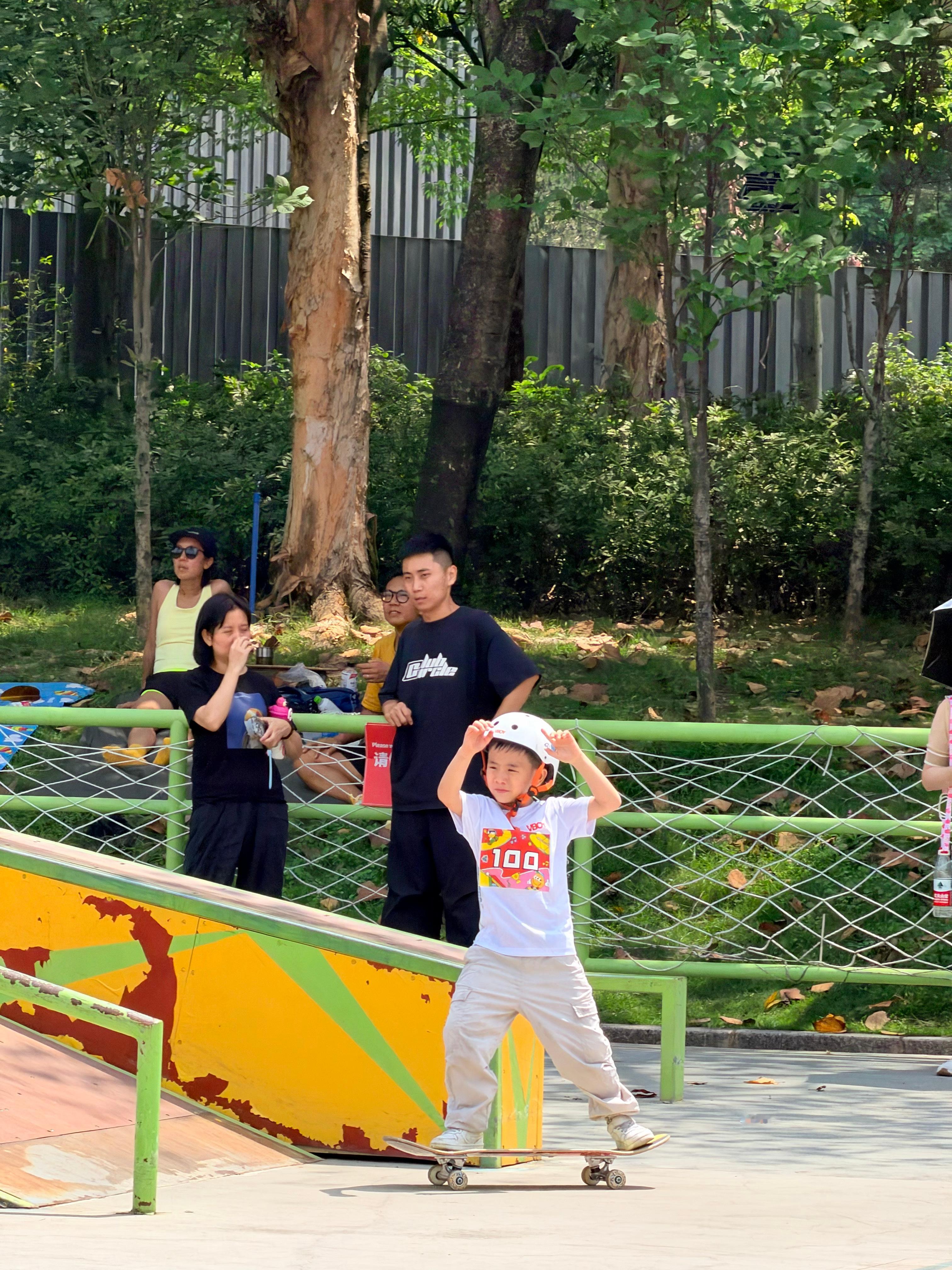 滑板🛹学校让娃们来比赛（交费的），要求要9点来签到。结果11点了说比赛安排在下