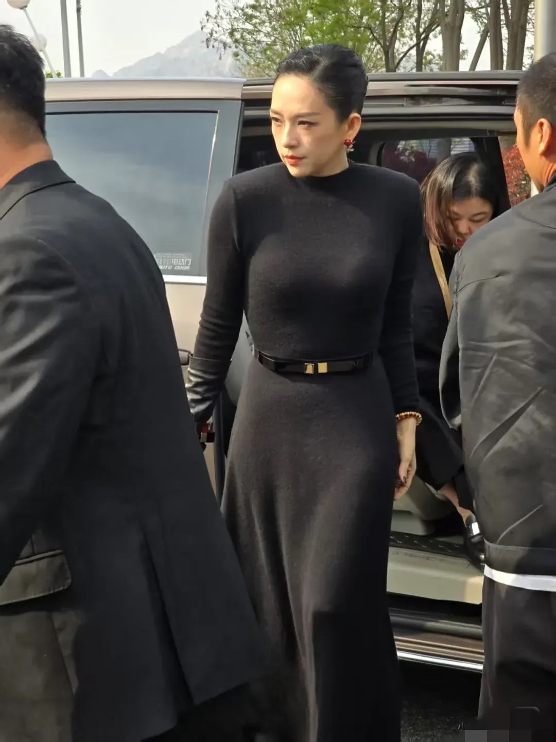 章子怡离婚后完全变了 ！耸肩缩脖驼背，眼神充满杀气，感觉戾气很重。 ​​​