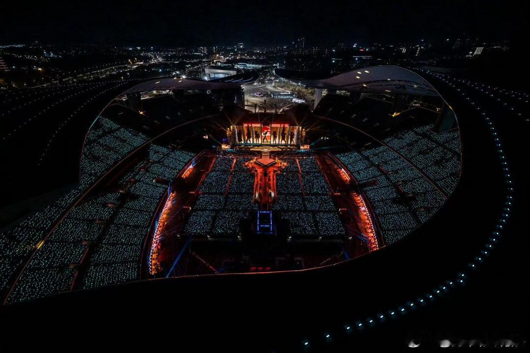 邓紫棋拍了斯皮尔伯格转场邓紫棋斯皮尔伯格转场给到夯 解解最近是转场上瘾了吧！这次