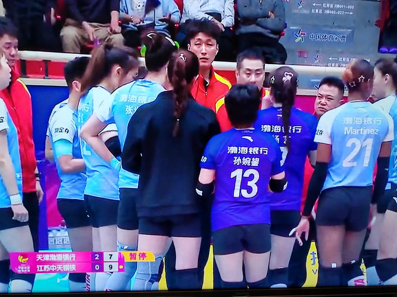 女排排超联赛半决赛，天津女排对阵江苏女排，天津女排25：18，25：19，拿下前