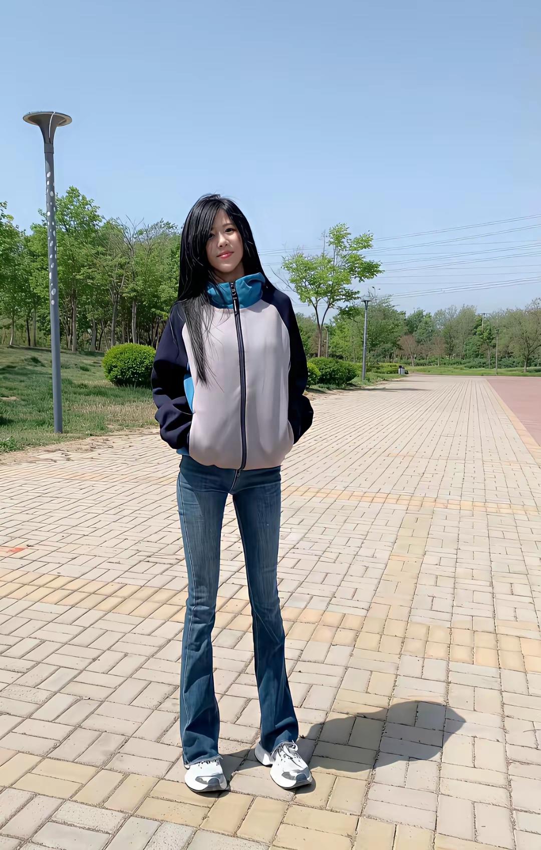 这姑娘在公园里晒太阳呢。公园晒太阳 晒太阳