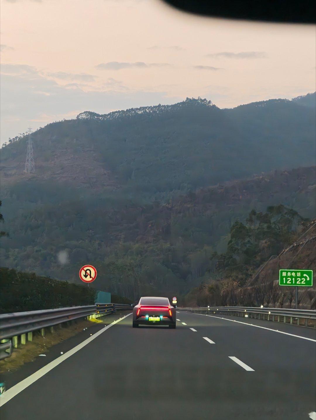 开着小蓝灯跟着这台小鹏p7 的小蓝灯跑了几十公里开着小鹏回家过年