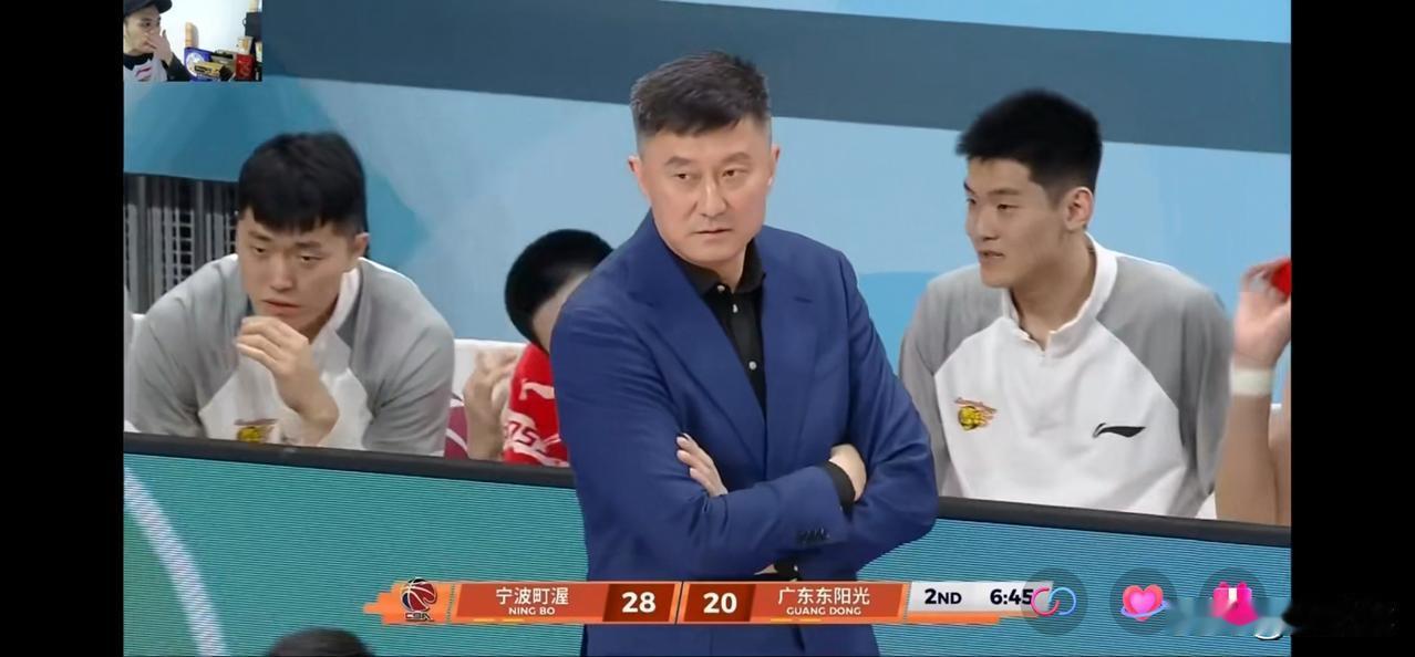 徐杰伤退，胡明轩0分，广东半场37:41落后宁波。
广东客场挑战宁波，首节比赛，