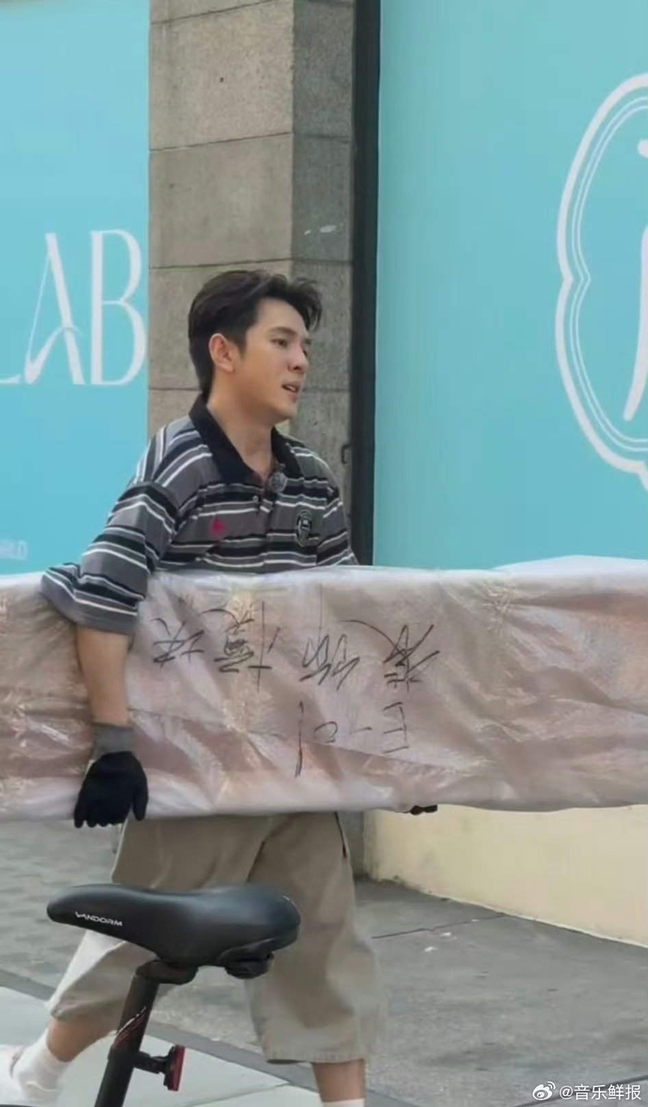 李佳琦出工助播出片 李佳琦在伦敦出工，散发浓浓“搬味”的时候，助播们在欢乐去班味