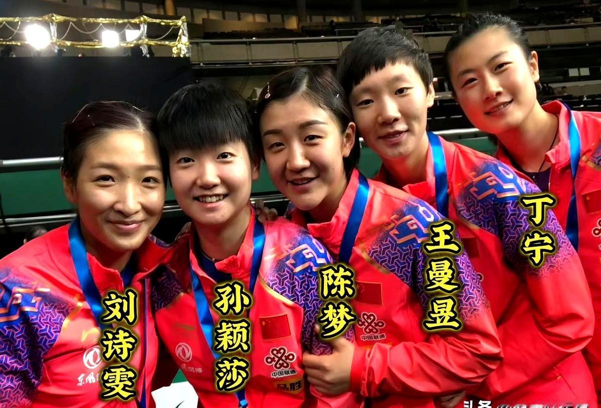 这张国乒女队合影，含金量简直不要太高。

照片是2021年东京奥运会庆功宴上拍的