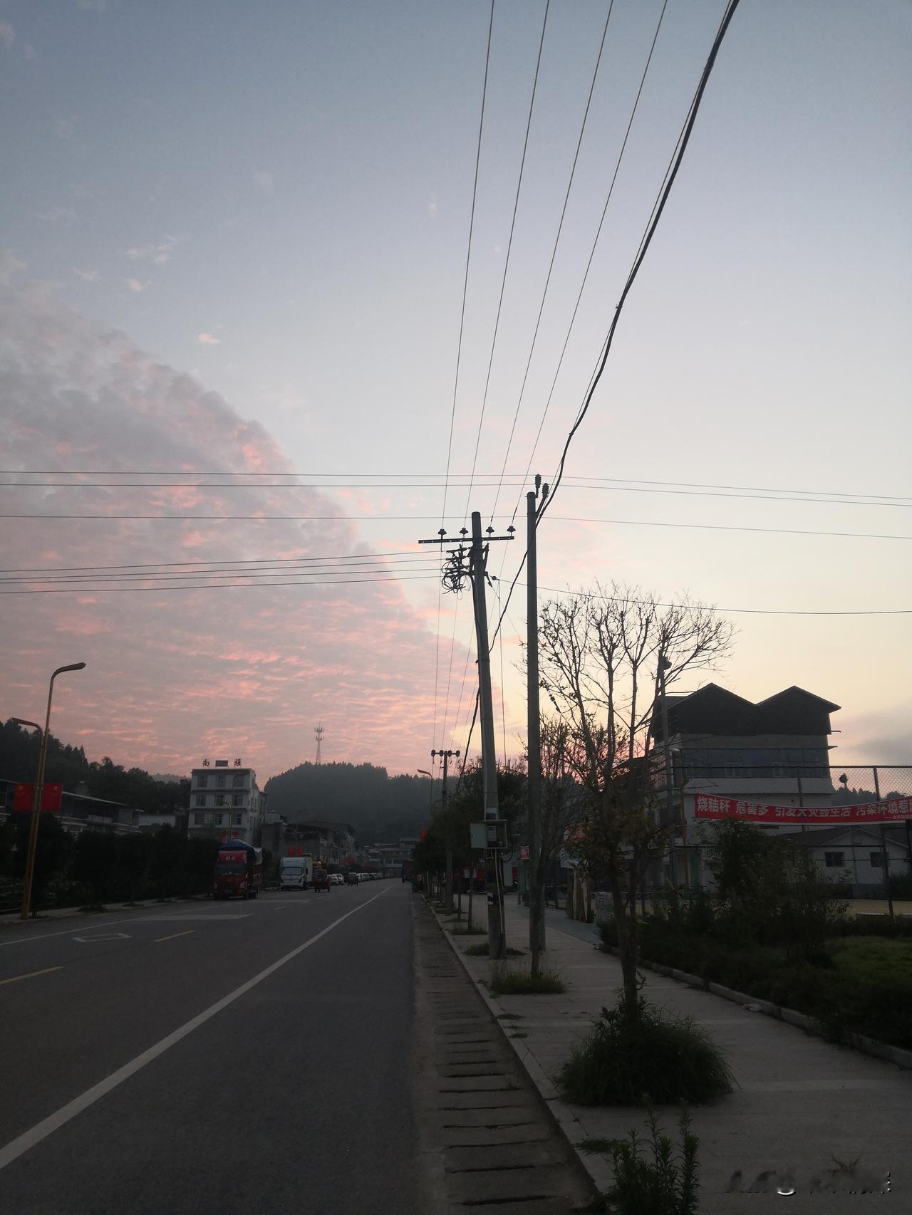 中江县冯店当地农村早晨的第一缕阳光，5:20的时候，天空刚亮，献出一点白色的光芒
