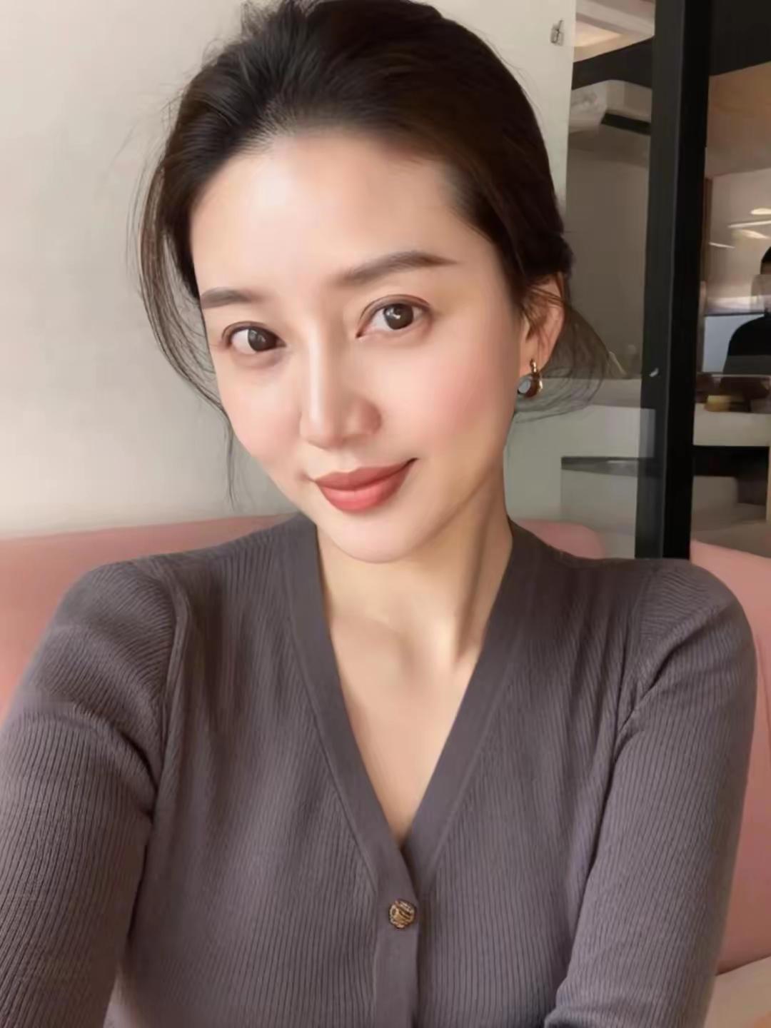 其实我很独立：
买车买房，
不靠父母，不靠朋友，
全靠自己想象。
 
现在的房子