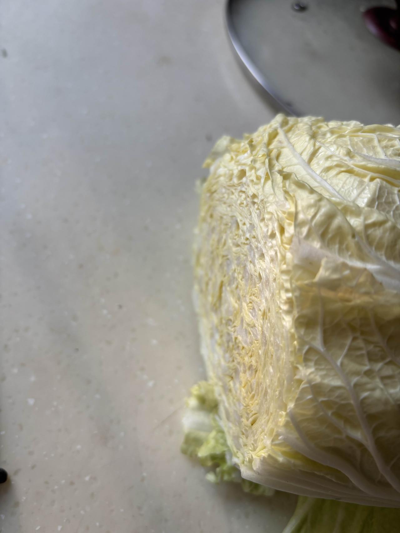 活了大半辈子今天还是第一次看到

在我以往的认知里，几乎所有的人吃白菜都是由外到