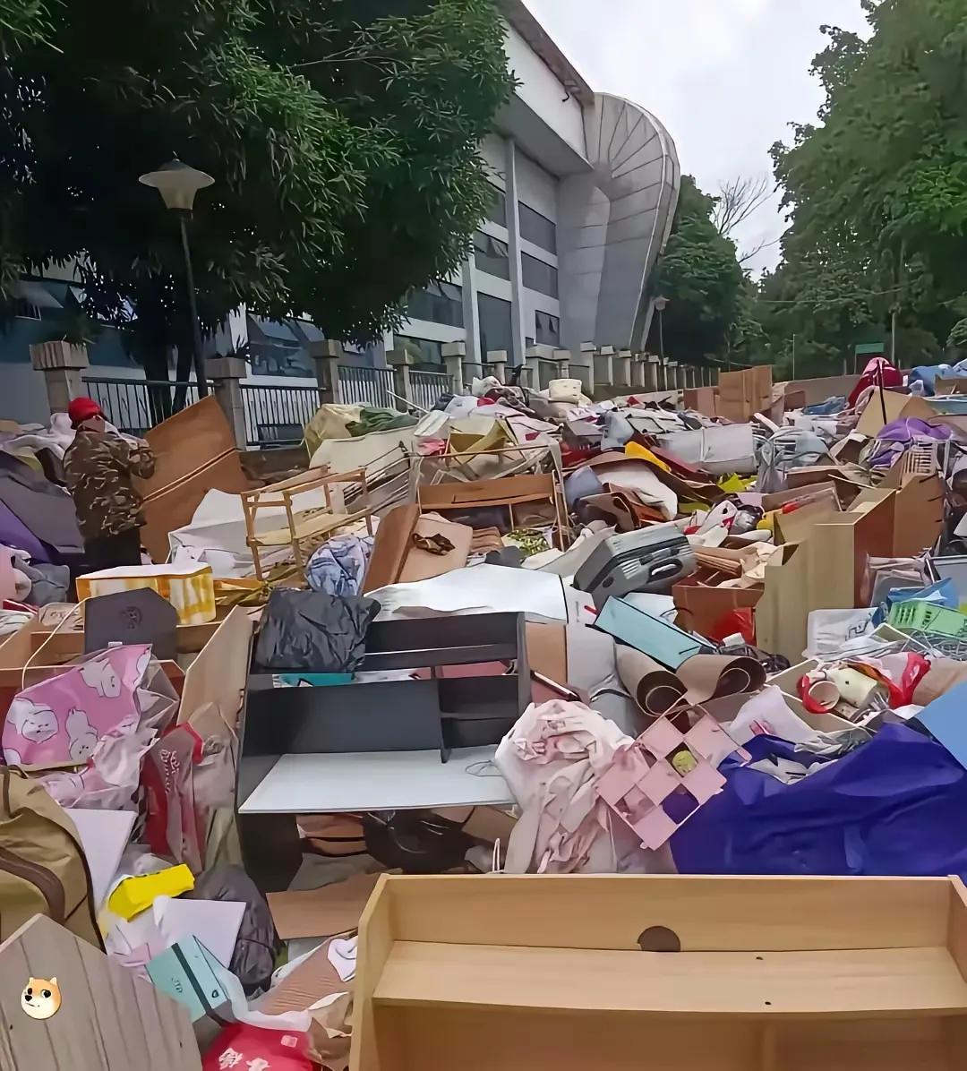 某大学女生宿舍门口
你看看里面有你需要的小物件吗
记得刚毕业时女生宿舍里的东西总